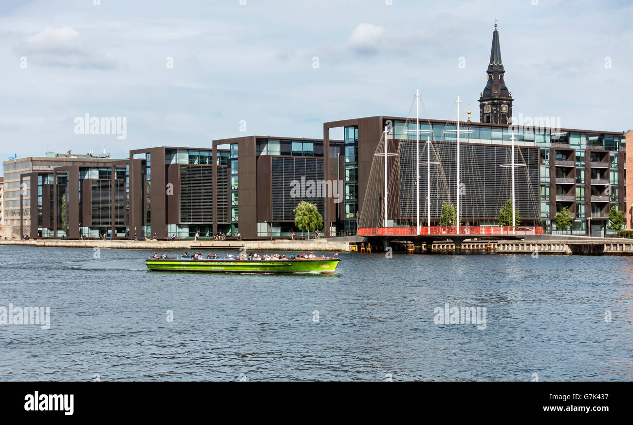 Nouveau passage pour piétons et cyclistes (Cirkelbroen le cercle Bridge) sur Kanal Christianshavn, dans le port de Copenhague Danemark Banque D'Images