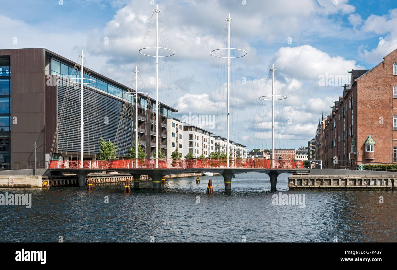 Nouveau passage pour piétons et cyclistes (Cirkelbroen le cercle Bridge) sur Kanal Christianshavn, dans le port de Copenhague Danemark Banque D'Images