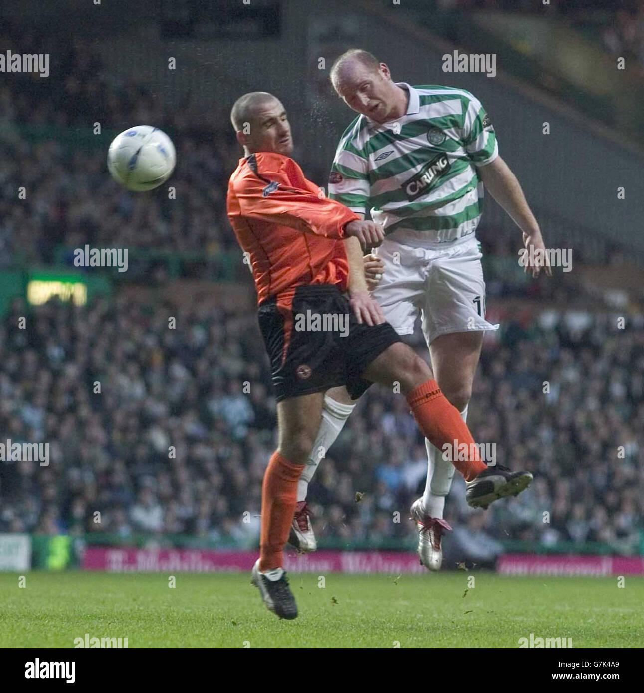 Celtic v Dundee United - Celtic Park.John Hartson, le Celtic, bat Paul Ritchie, de Dundee United, pour atteindre un niveau élevé. Banque D'Images