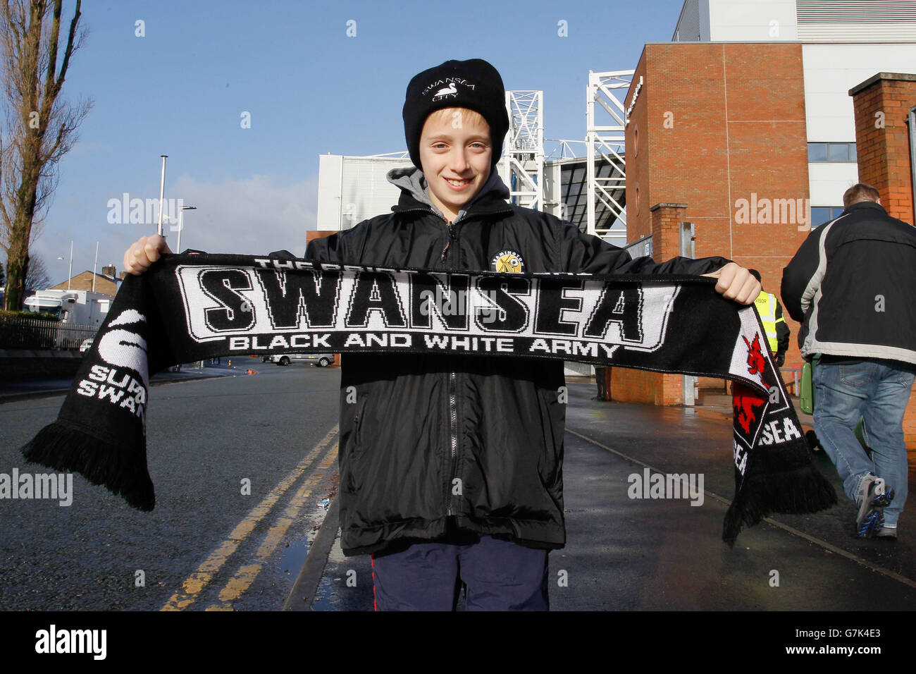 Fan de Swansea à l'extérieur d'Ewood Park avant le match de la quatrième ronde de la coupe FA à Ewood Park, Blackburn. Banque D'Images