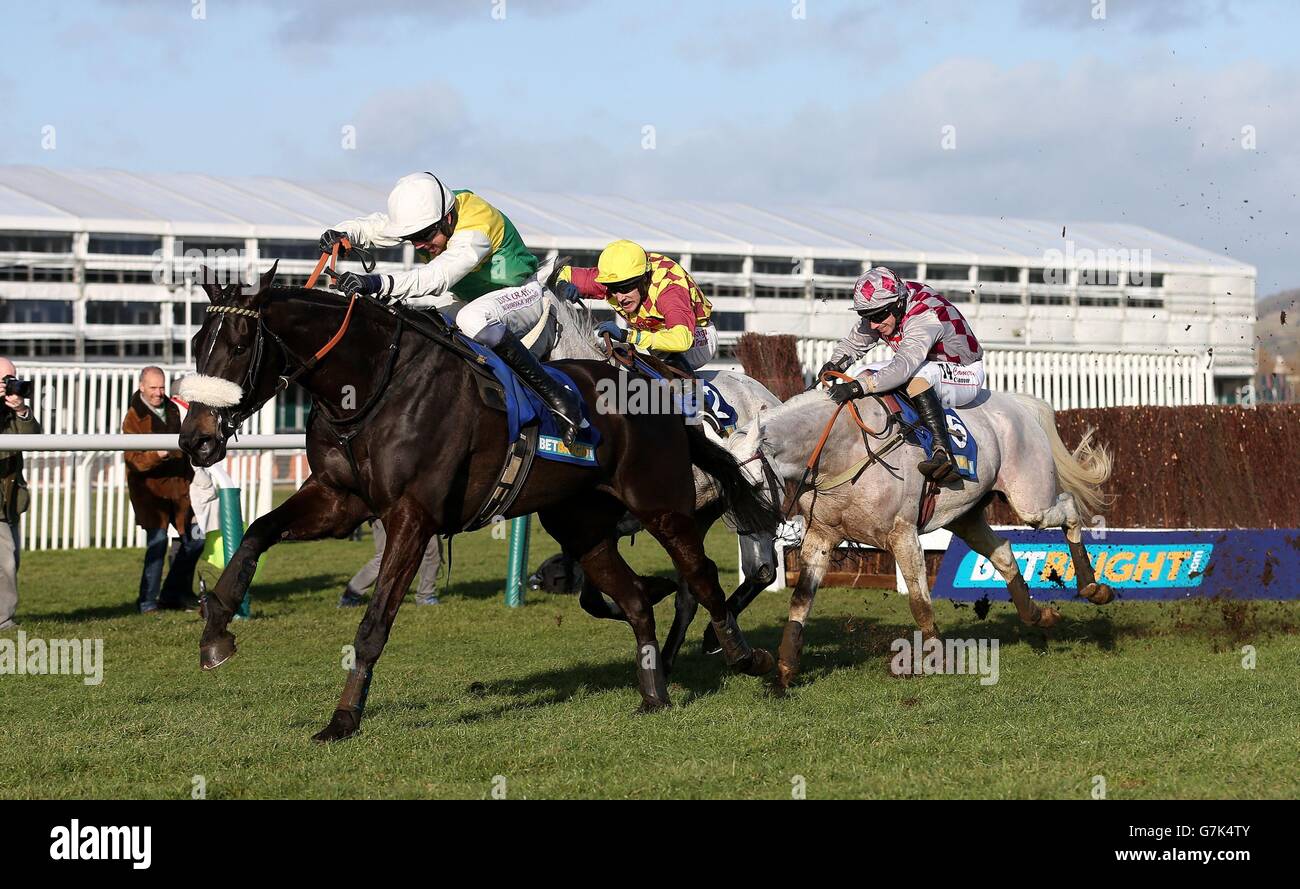 De nombreux Clouds, criblés par Leighton Aspell, mènent sur la dernière en route vers la victoire dans la coupe BetBride Chase pendant la journée des essais au festival de Cheltenham Racecourse, Cheltenham. Banque D'Images