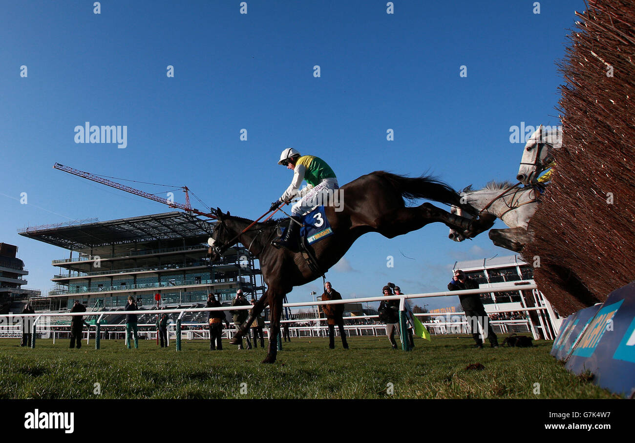 De nombreux Clouds criblés par Leighton Aspell saute le dernier sur leur chemin à la victoire dans la coupe BetBride Chase pendant le Festival Trial Day au Cheltenham Racecourse, Cheltenham. Banque D'Images