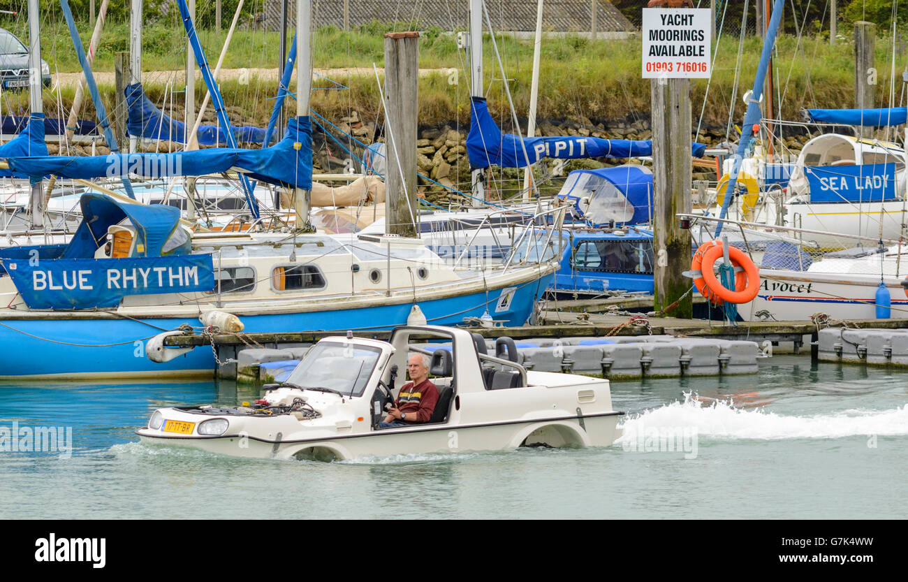 Voiture amphibie se propagent dans l'eau sur une rivière. Banque D'Images