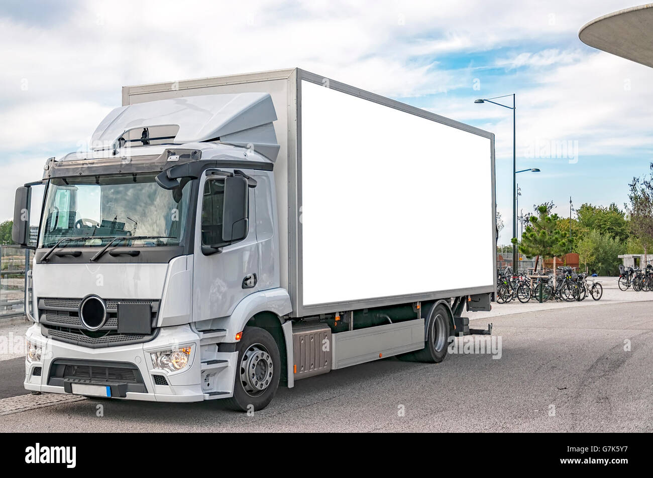 Un blanc bilboard sur le côté d'un camion blanc, personnalisable pour vos besoins publicitaires. Banque D'Images