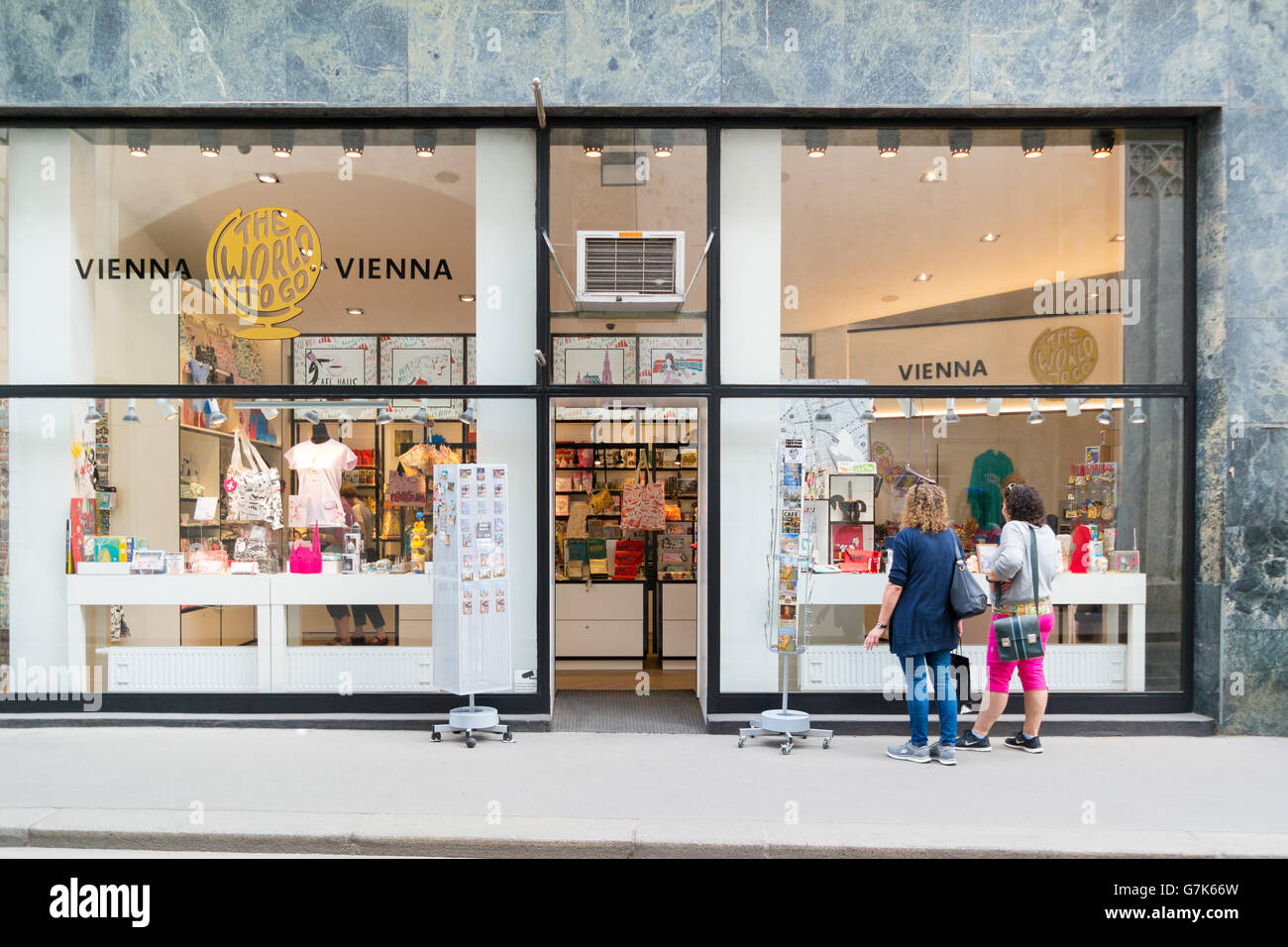 Les gens en face de cadeaux sur Augustiner street dans le centre-ville de Vienne, Autriche Banque D'Images