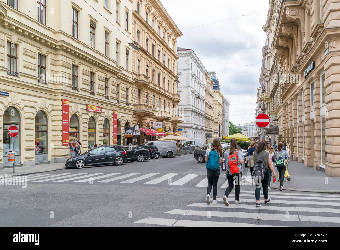 Scène de rue de Johannesgasse avec les gens et les voitures en stationnement dans le centre ville de Vienne, Autriche Banque D'Images