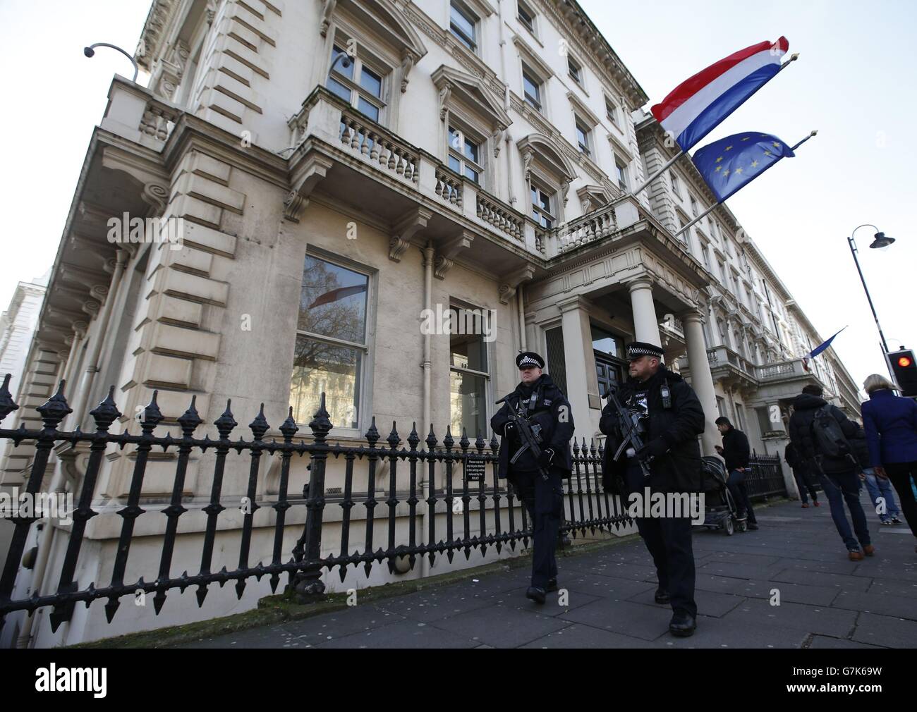 Patrouille de police armée devant la Chancellerie du Consulat général de France, Cromwell place, Londres comme la nouvelle édition du magazine satirique français Charlie Hebdo a été mise en vente en France et des copies devraient être disponibles au Royaume-Uni d'ici la fin de la semaine. Banque D'Images