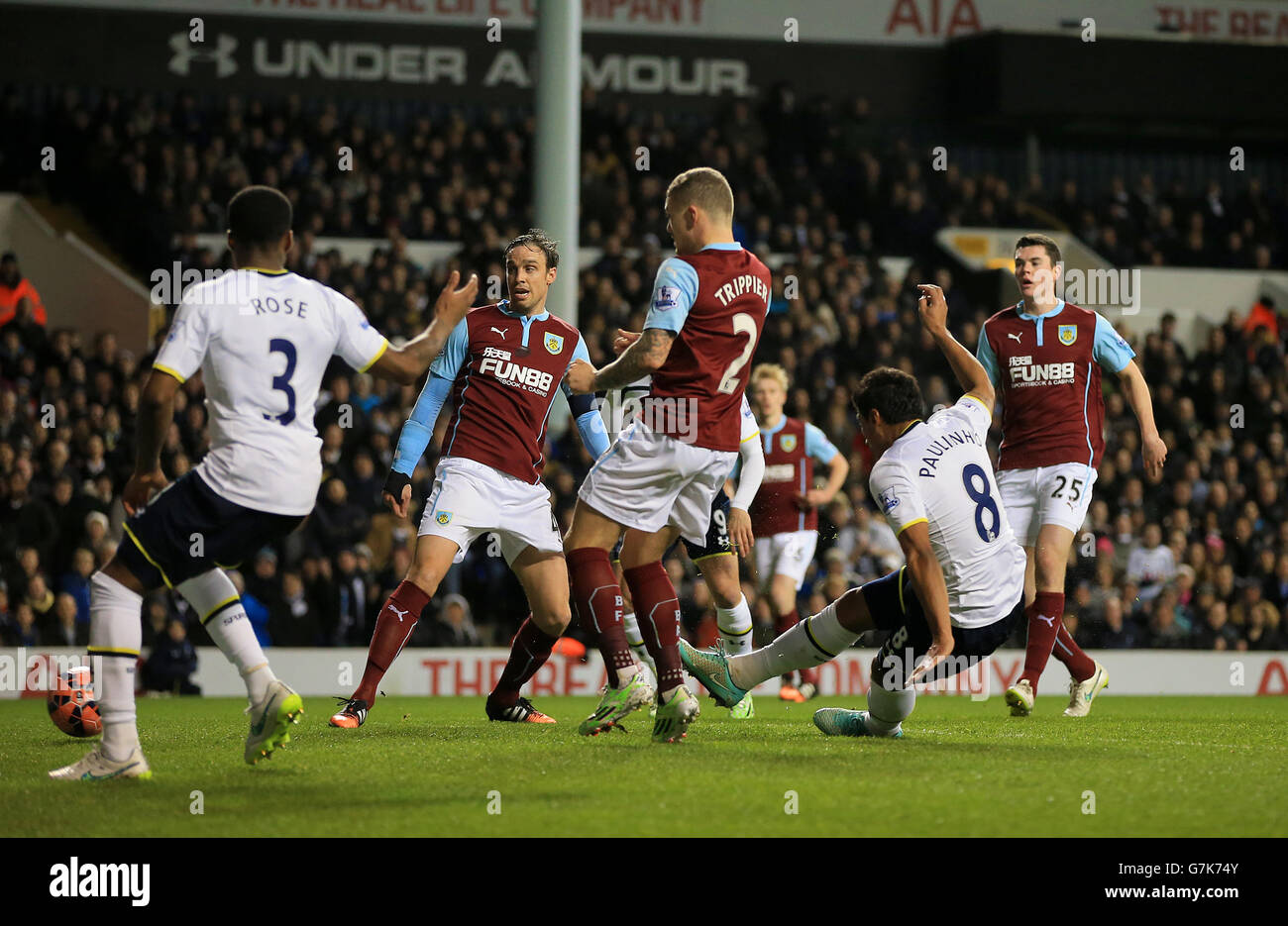 Paulinho, de Tottenham Hotspur, marque le premier but de son côté lors de la répétition de la troisième ronde de la coupe FA à White Hart Lane, Londres. Banque D'Images