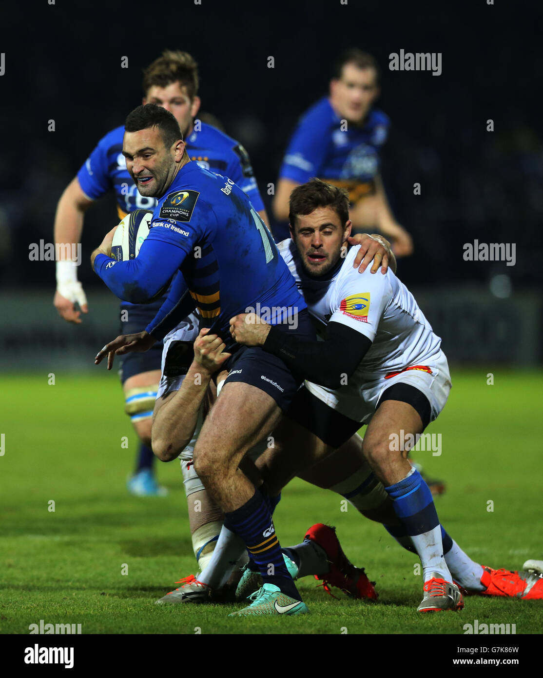 Dave Kearney (à gauche) de Leinster est attaqué par Castres Rory Kockott lors du match de la Champions Cup Pool Two à la RDS Arena, Ballsbridge, Irlande. Banque D'Images
