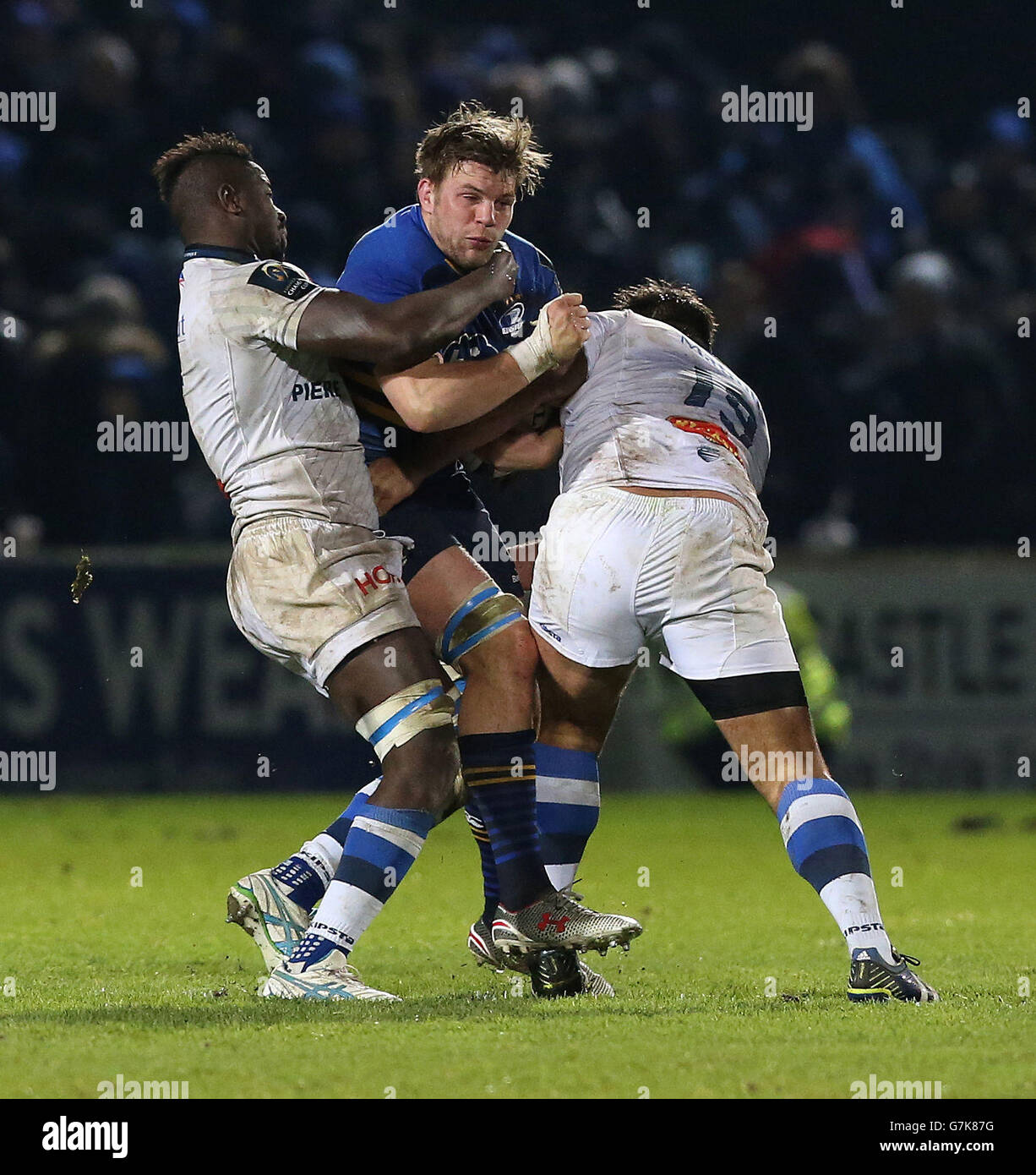 Kane Douglas (au centre) de Leinster est en conflit avec Castres Ibrahim Diarra (à gauche) et Yohan Montes (à droite) lors du match de la Champions Cup Pool Two à la RDS Arena, Ballsbridge, Irlande. Banque D'Images Kane Douglas (au centre) de Leinster est en conflit avec Castres Ibrahim Diarra (à gauche) et Yohan Montes (à droite) lors du match de la Champions Cup Pool Two à la RDS Arena, Ballsbridge, Irlande. Banque D'Images