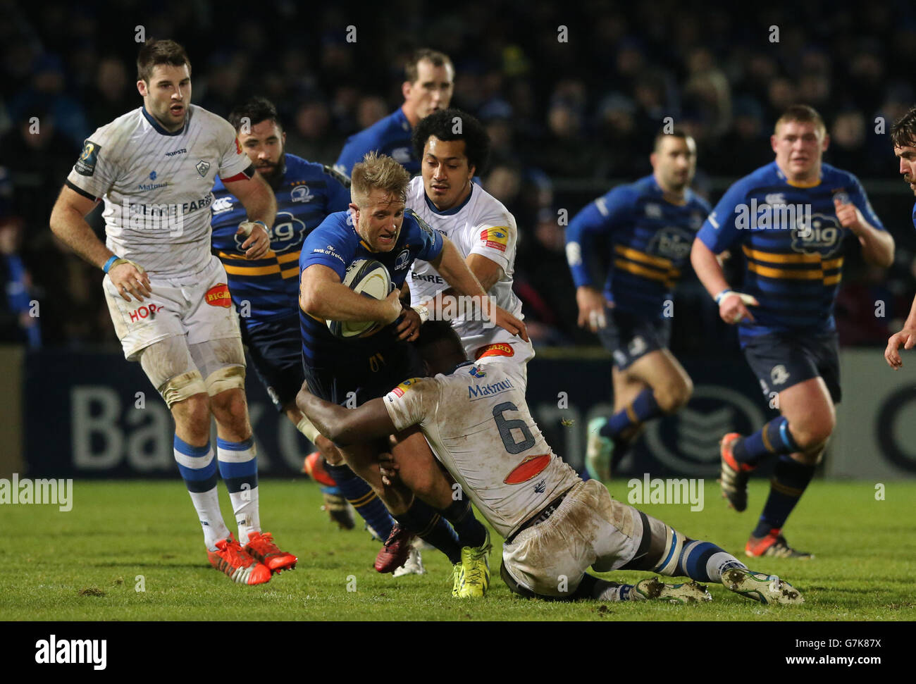 Luke Fitzgerald de Leinster tente de traverser Castres Christophe Samson (à droite) pendant le match de la Champions Cup Pool Two à la RDS Arena, Ballsbridge, Irlande. Banque D'Images