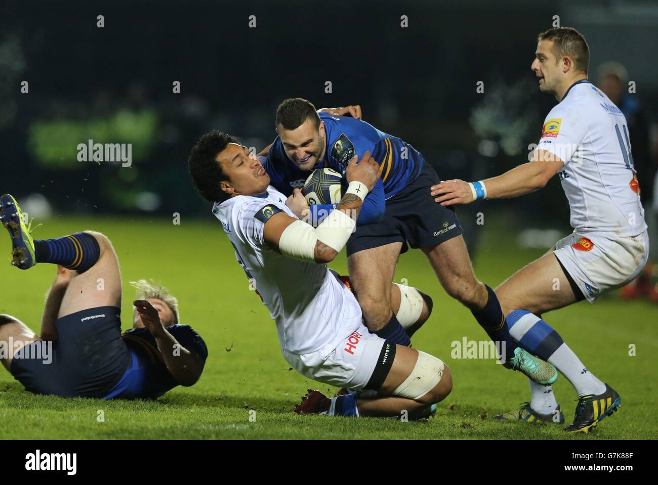 Dave Kearney (à droite) de Leinster est attaqué par Castres Piula Faasalele lors du match de la Champions Cup Pool Two à la RDS Arena, Ballsbridge, Irlande. Banque D'Images
