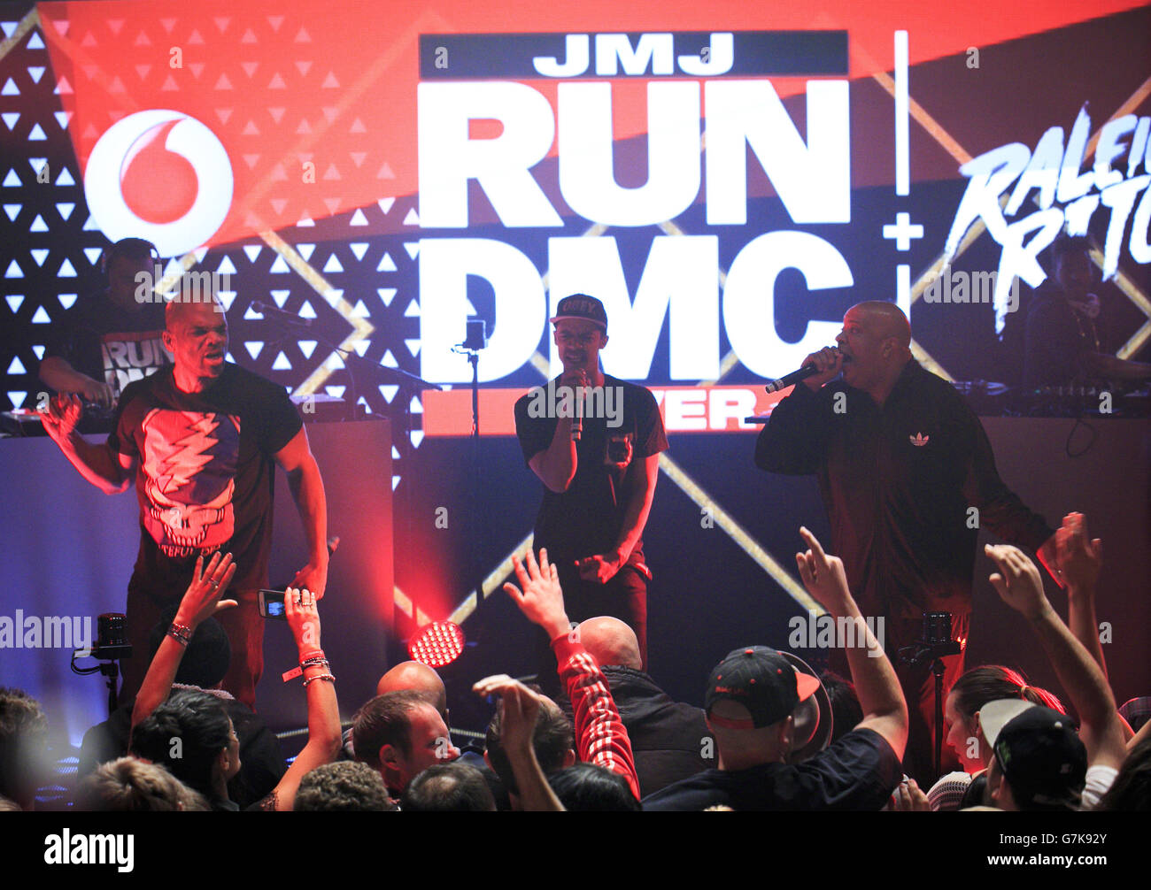 USAGE ÉDITORIAL SEUL Raleigh Ritchie se produit avec RUN-DMC (Darryl McDaniels et Joseph Simmons), lors d'un concert spécial organisé par Vodafone pour célébrer le 30e anniversaire du premier appel de téléphone portable du Royaume-Uni. Banque D'Images