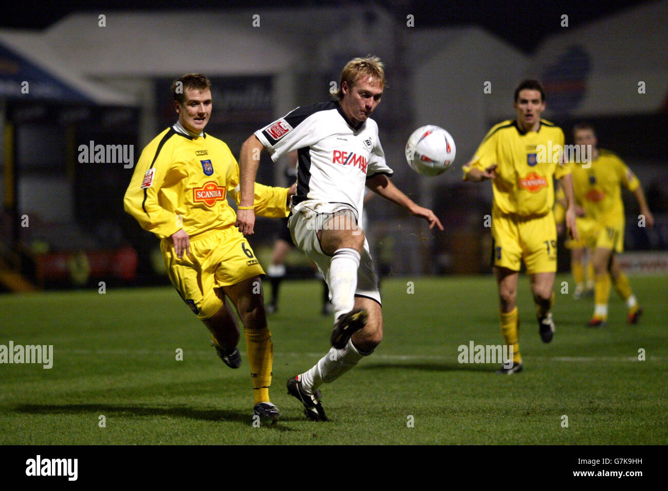 FA Cup 2e ronde - Swansea v Stockport - Vetch Field.Paul Connor de Swansea sous la pression de Danny Griffin de Stockport. Banque D'Images