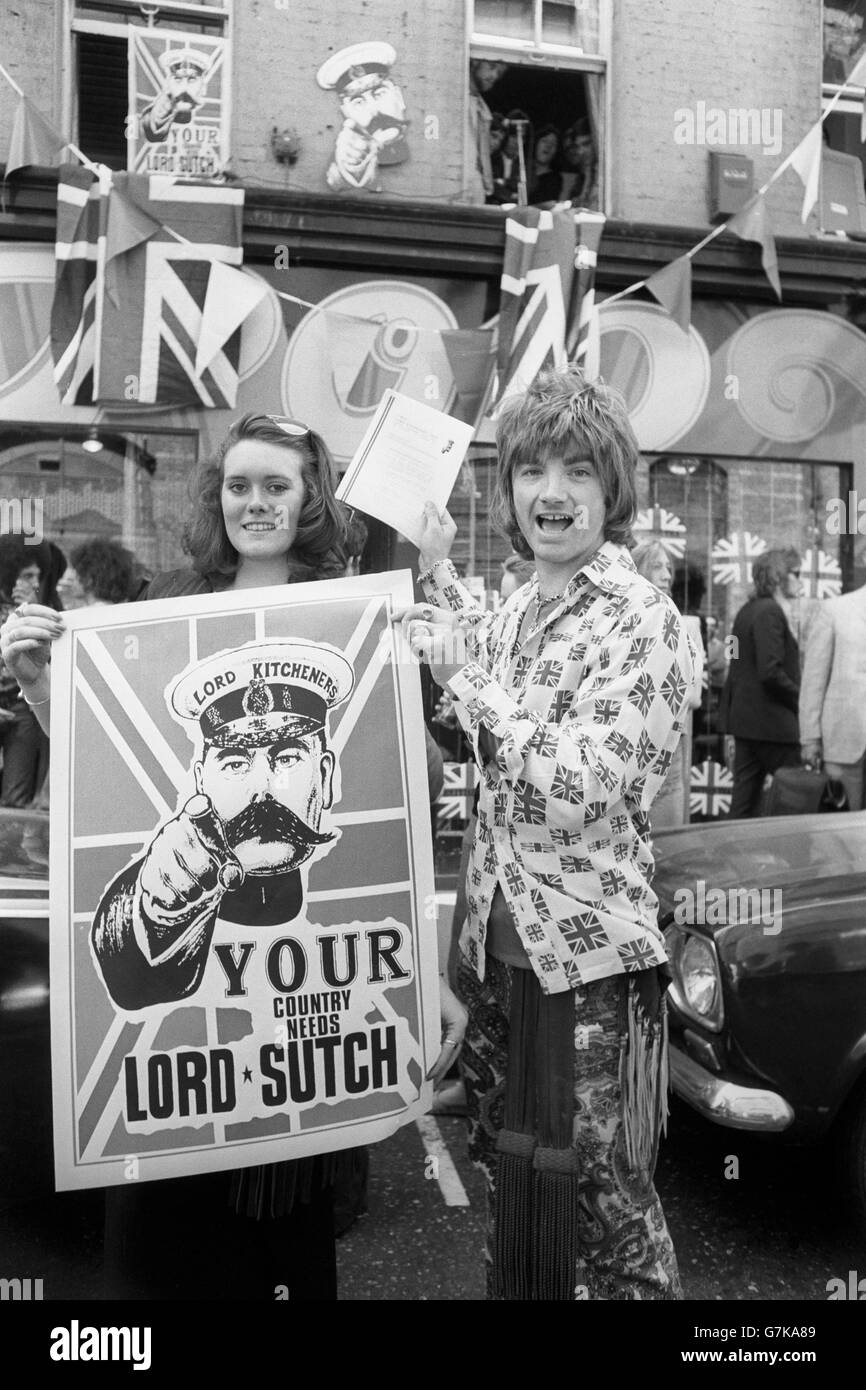 « Lord » David Sutch, un musicien anglais de 28 ans, montre un de ses manifestes électoraux à Carnaby Street, Londres. Il est accompagné de son agent électoral, Vicki Hay, fille de John Hay, ancien ministre conservateur adjoint. Sutch, qui s'est opposé à Harold Wilson en tant que Huyton la dernière fois, a l'intention de se présenter comme candidat du Parti des jeunes idées dans les villes de Londres et Westminster à l'élection générale. La circonscription comprend Carnaby Street, à Londres, où il a son quartier général de campagne dans un magasin appelé « I was Lord Kitchner's Valet ». Banque D'Images