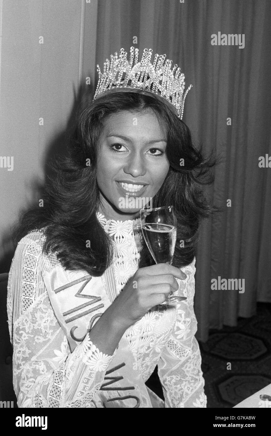 Miss World, Wilnelia Merced de Porto Rico, profite d'un verre de champagne à l'hôtel Britannia, sur la place Grosvenor à Londres, le matin après avoir remporté le concours. Banque D'Images