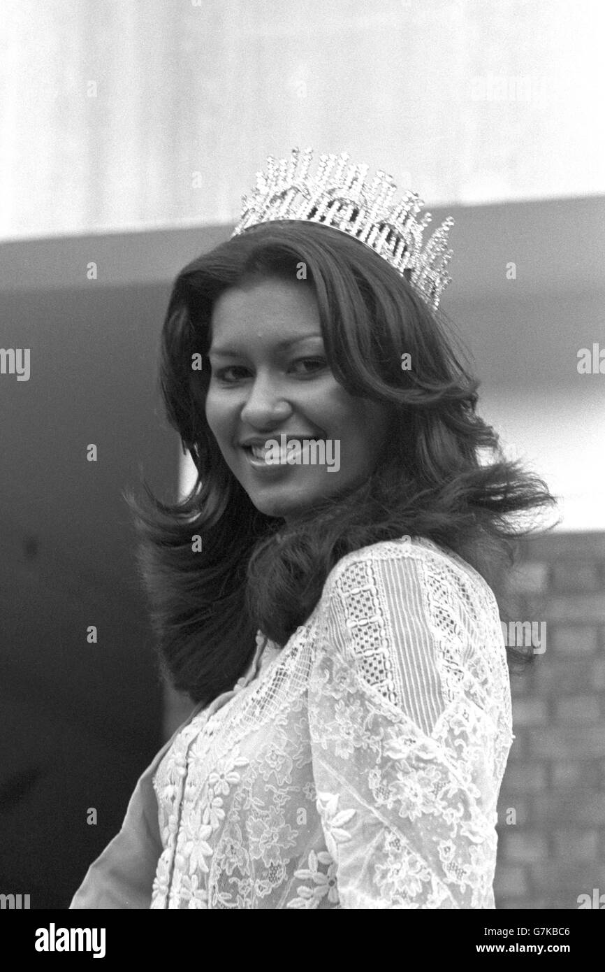 Miss monde 1975 - Londres.Mlle World, Wilnelia Merced de Porto Rico, le matin après avoir gagné le concours. Banque D'Images
