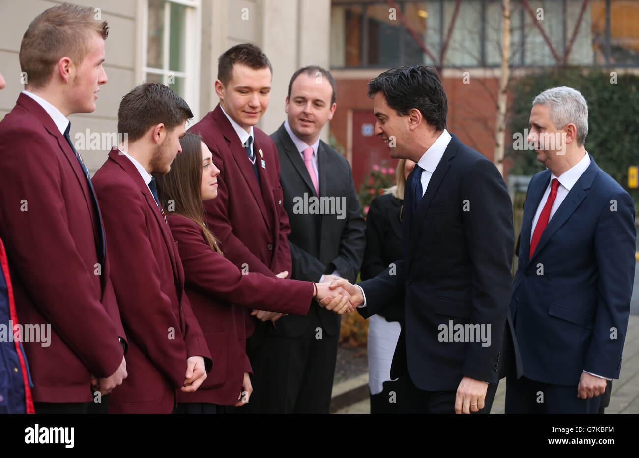 Le chef de file du travail, Ed Miliband, visite aujourd'hui le Hazelwood Integrated College à North Belfast, où il a assisté à des expériences scientifiques et rencontré des élèves du département d'études des médias. Banque D'Images