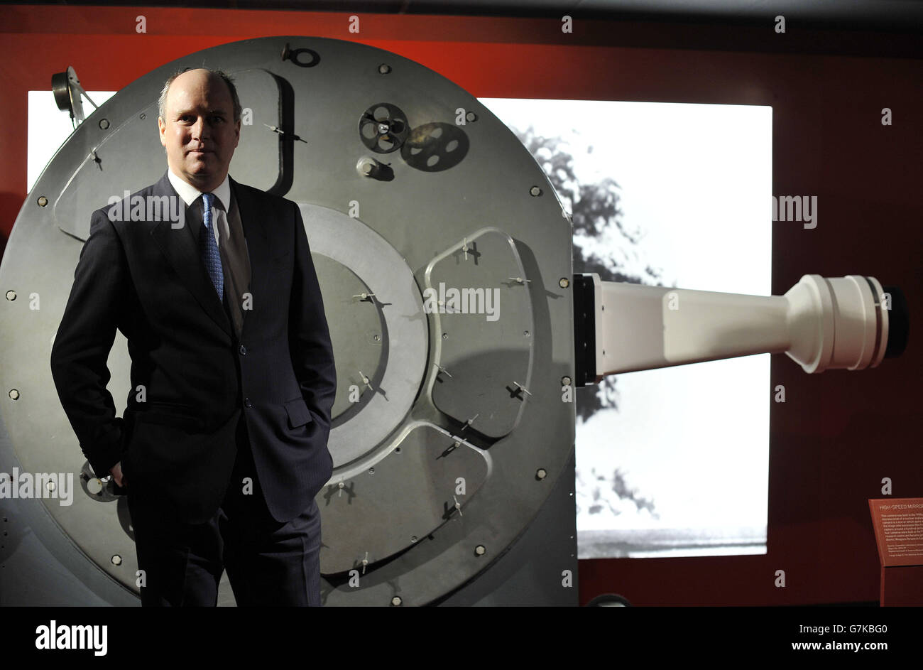 Randolph Churchill, le grand petit-fils de Sir Winston Churchill, se trouve devant la caméra à grande vitesse conçue pour capturer les premières microsecondes de détonation de la première bombe atomique britannique, lors de la présentation de l'exposition « les scientifiques de Churchill », au musée de Sicence, à Londres,Marquant le 50e anniversaire de la mort de Churchill, il s'agit de la première exposition consacrée à Churchill et des remarquables percées scientifiques qui ont eu lieu sous sa direction de premier ministre. Banque D'Images