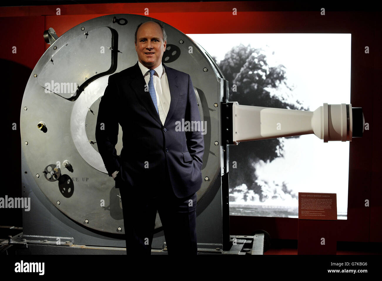 Randolph Churchill, le grand petit-fils de Sir Winston Churchill, se trouve devant la caméra à grande vitesse conçue pour capturer les premières microsecondes de détonation de la première bombe atomique britannique, lors de la présentation de l'exposition « les scientifiques de Churchill », au musée de Sicence, à Londres,Marquant le 50e anniversaire de la mort de Churchill, il s'agit de la première exposition consacrée à Churchill et des remarquables percées scientifiques qui ont eu lieu sous sa direction de premier ministre. Banque D'Images