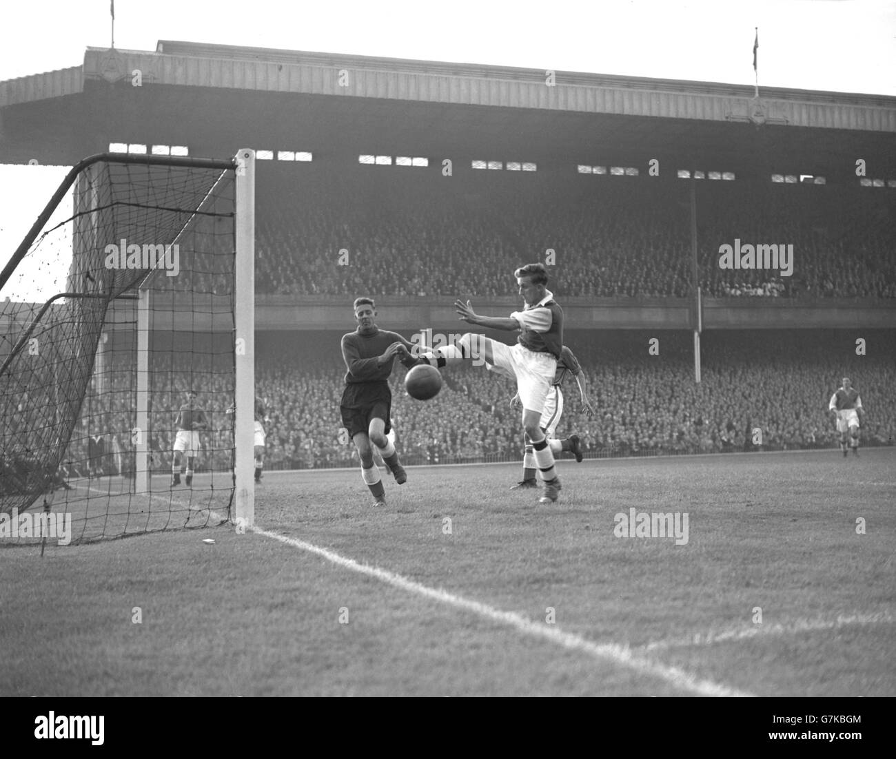 Football - League Division One - Arsenal / Everton - Highbury Stadium.Peter Goring (r), d'Arsenal, tente de faire passer le ballon devant le gardien de but d'Everton Ted Sagar. Banque D'Images
