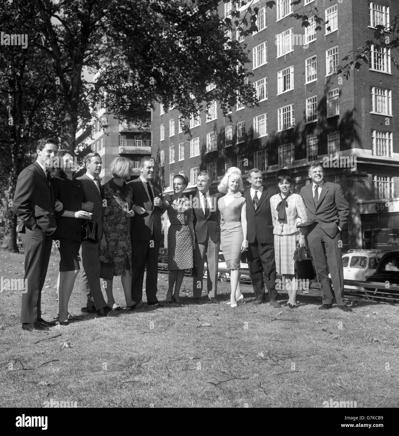 Onze visages d'étoiles éclairés par le soleil à Hyde Park, Londres, illumineront les écrans pour les téléspectateurs indépendants cet automne.Tous sont programmés pour apparaître dans les émissions pour ABC TV sont (l-r) Jeremy Brett, Diana Rigg, Ian Carmichael, Vanessa Redgrave, la pose de ligne,Francesca Annis, Kenneth More, Sabrina, Nigel stock, Pauline Yates et Donald Churchill. Banque D'Images