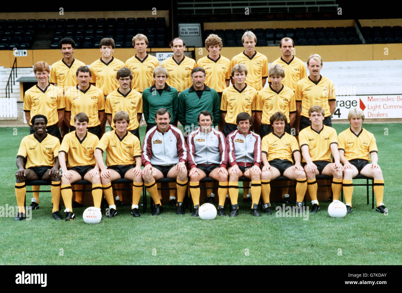 Cambridge United Squad 1983-84: (Rangée arrière, l-r) Robert Fisher, Jamie Murray, Steven Clark, Tom Finney, Robbie Cooke, Dave Donaldson, les Cartwright; (rangée du milieu, l-r) Andy Beattie, Chris Turner, Martin Goldsmith, Dean Graygoose, Malcolm Webster, Keith Lockhart, Steve Fallon, George Reilly; (Première rangée, l-r) Derrick Christie, Steve Pyle, Andy Sinton, directeur adjoint John Cozens, directeur John Docherty, physiothérapeute Peter Melville, Steve Spriggs, Kevin Smith, Ray Nicholls Banque D'Images