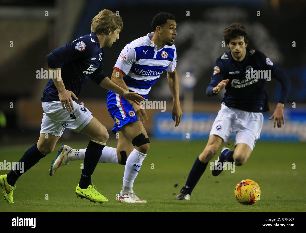 Football - Sky Bet Championship - Millwall v Reading - The Den.DaN Harding de Millwall (à gauche) et Nick Blackman de Reading (au centre) se battent pour le ballon. Banque D'Images