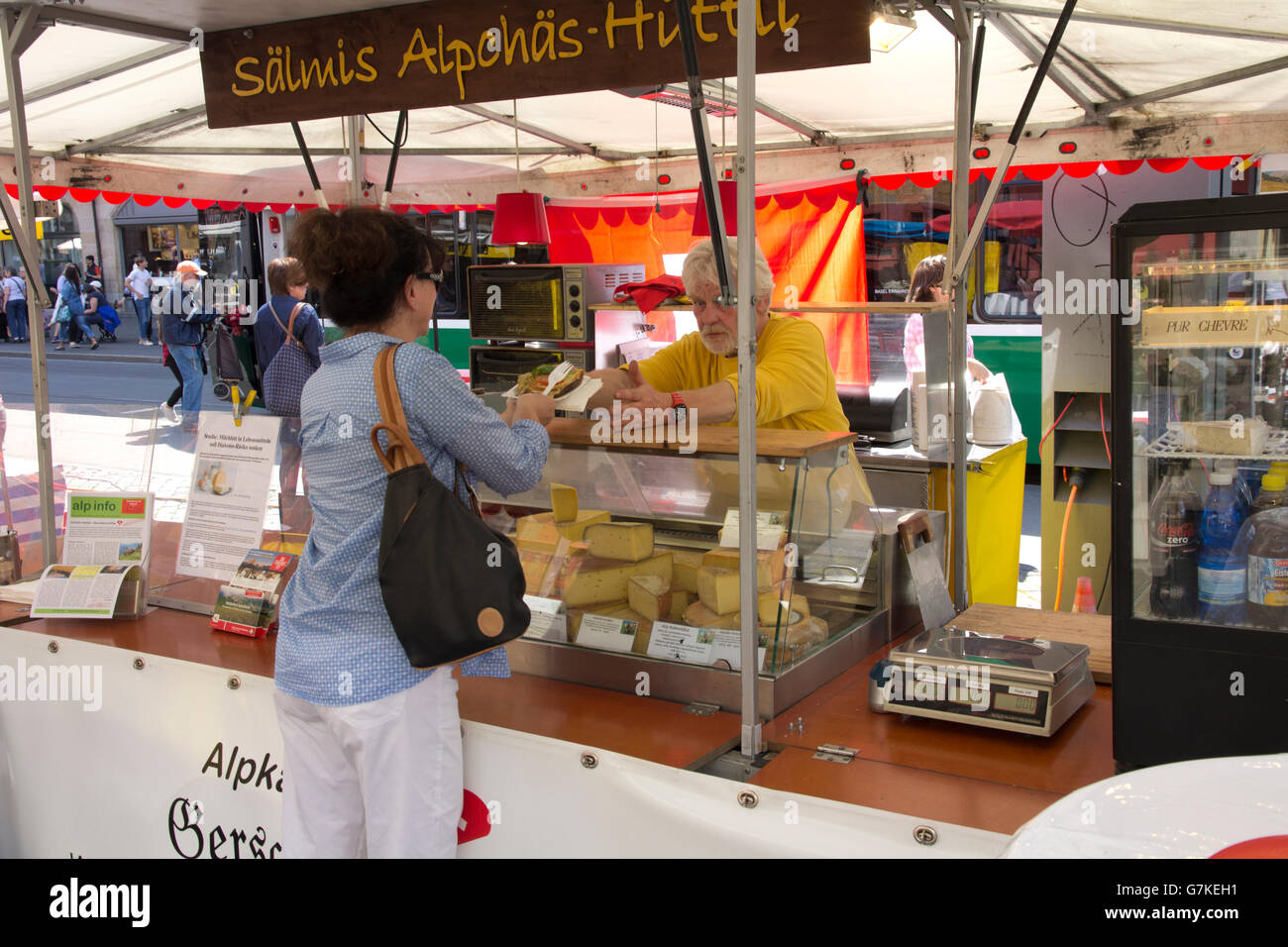 Le marché de la ville, a lieu tous les jours sur place dans le centre-ville, dispose d'une abondance de fruits et légumes, fleurs et les viandes. Banque D'Images