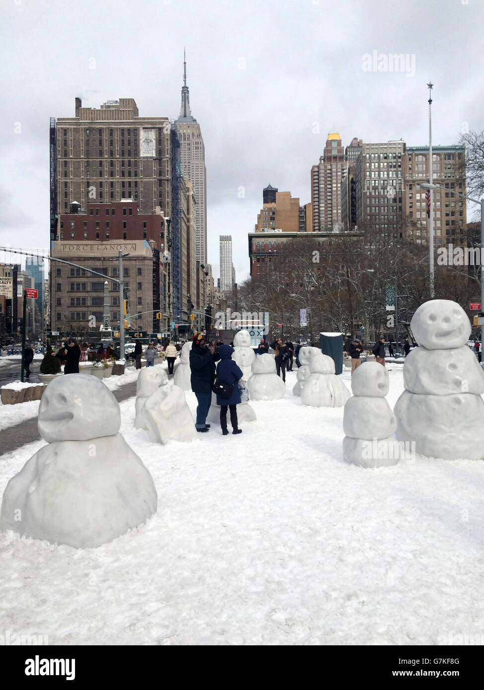 États-Unis, New York : alors que la tempête d'hiver Juno s'ouvre le 27 janvier 2015, les New-Yorkais construisent une communauté de grands bonhommes de neige à Flatiron Plaza, à la périphérie de Madison Square Park à New York. NEWZULU/RUSSELL WARSHAY Banque D'Images