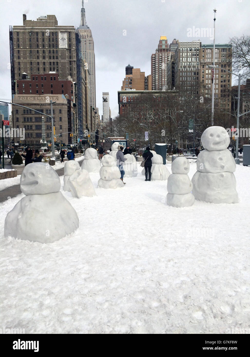 États-Unis, New York : alors que la tempête d'hiver Juno s'ouvre le 27 janvier 2015, les New-Yorkais construisent une communauté de grands bonhommes de neige à Flatiron Plaza, à la périphérie de Madison Square Park à New York. NEWZULU/RUSSELL WARSHAY Banque D'Images