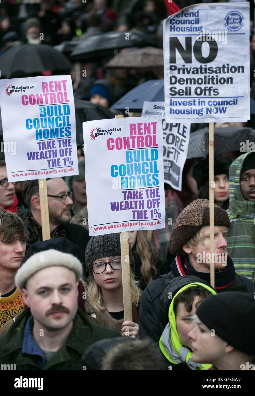 Focus E15 les militants tiennent des pancartes lors d'une manifestation exigeant des solutions à la crise du logement à Londres à l'hôtel de ville de Londres. Banque D'Images