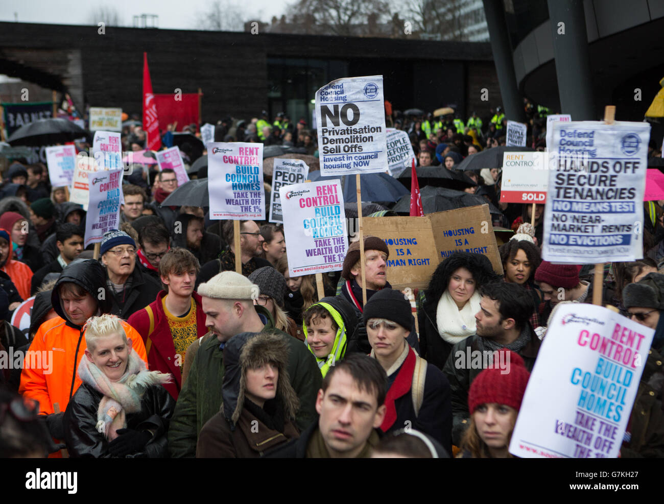 Focus E15 les militants tiennent des pancartes lors d'une manifestation exigeant des solutions à la crise du logement à Londres à l'hôtel de ville de Londres. Banque D'Images