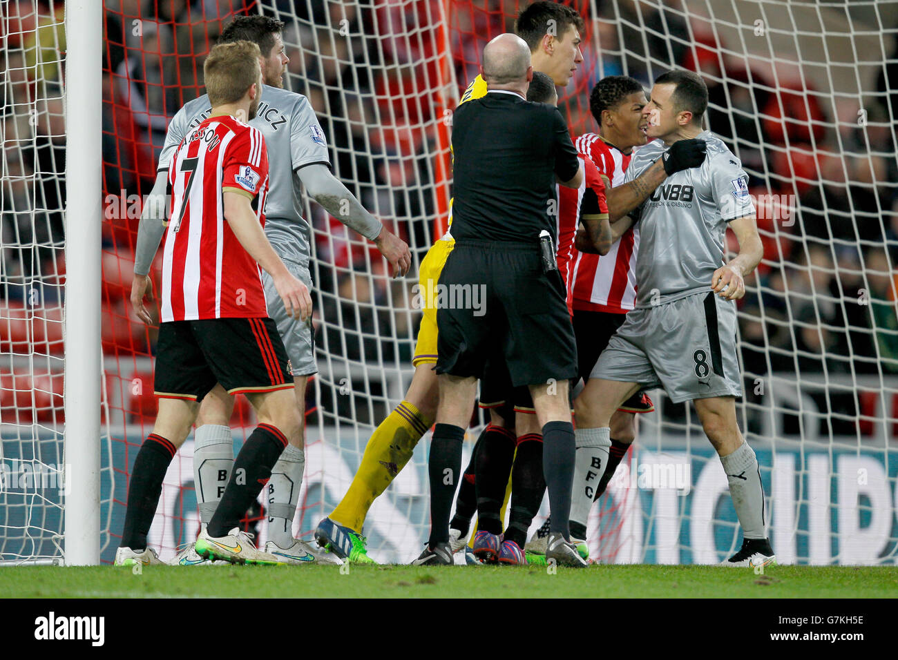 Football - Barclays Premier League - Sunderland / Burnley - Stade de lumière.L'arbitre Lee Mason intervient alors que les esprits s'échauffent entre le doyen de Burnley Marneyet le costel Pantilimon de Sunderland Banque D'Images