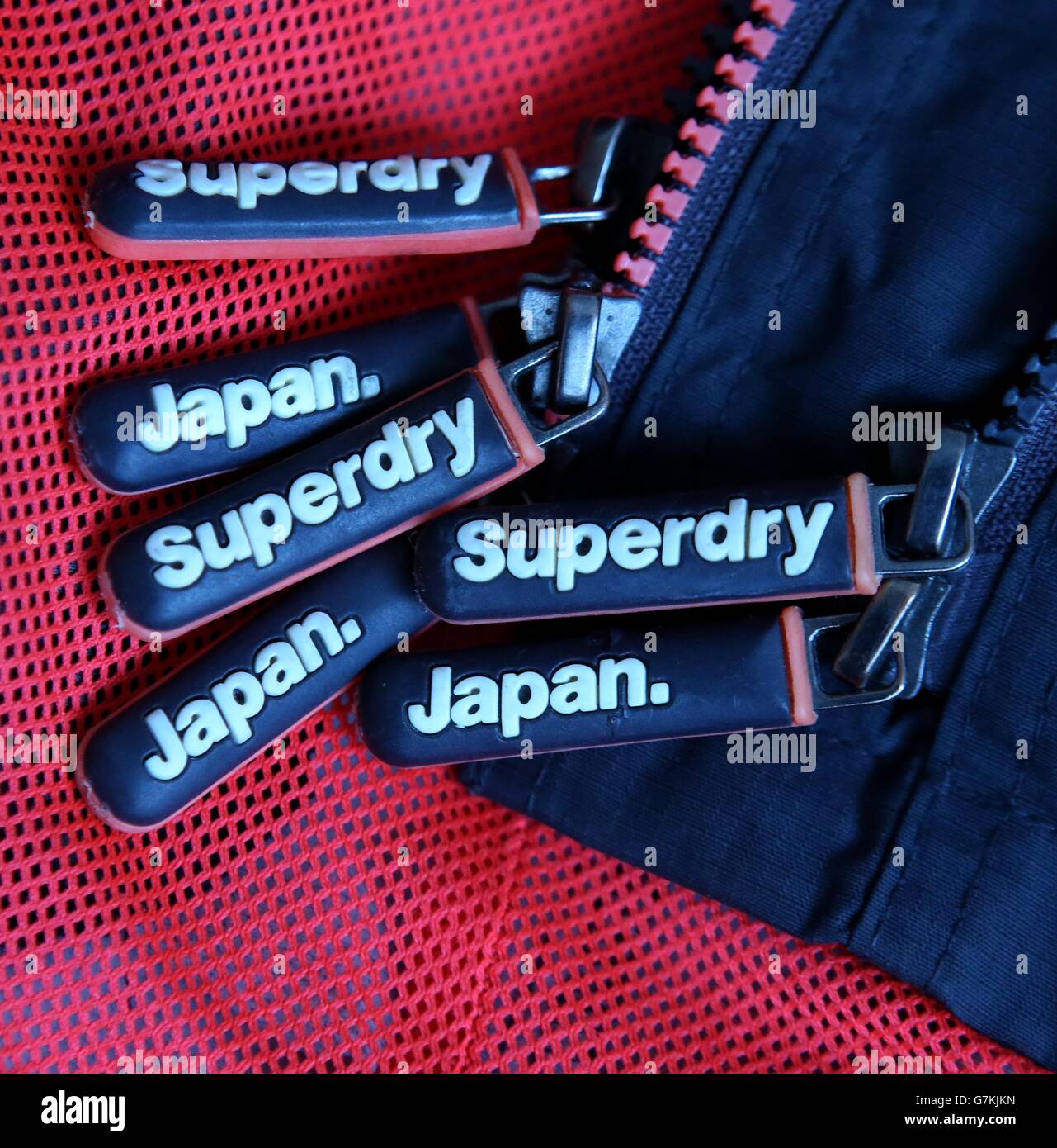 Un gros plan des vêtements de la marque Superdry, alors que le propriétaire  de la marque Superdry a rebondi aujourd'hui après un Noël marqué par des  revenus en ligne records et des