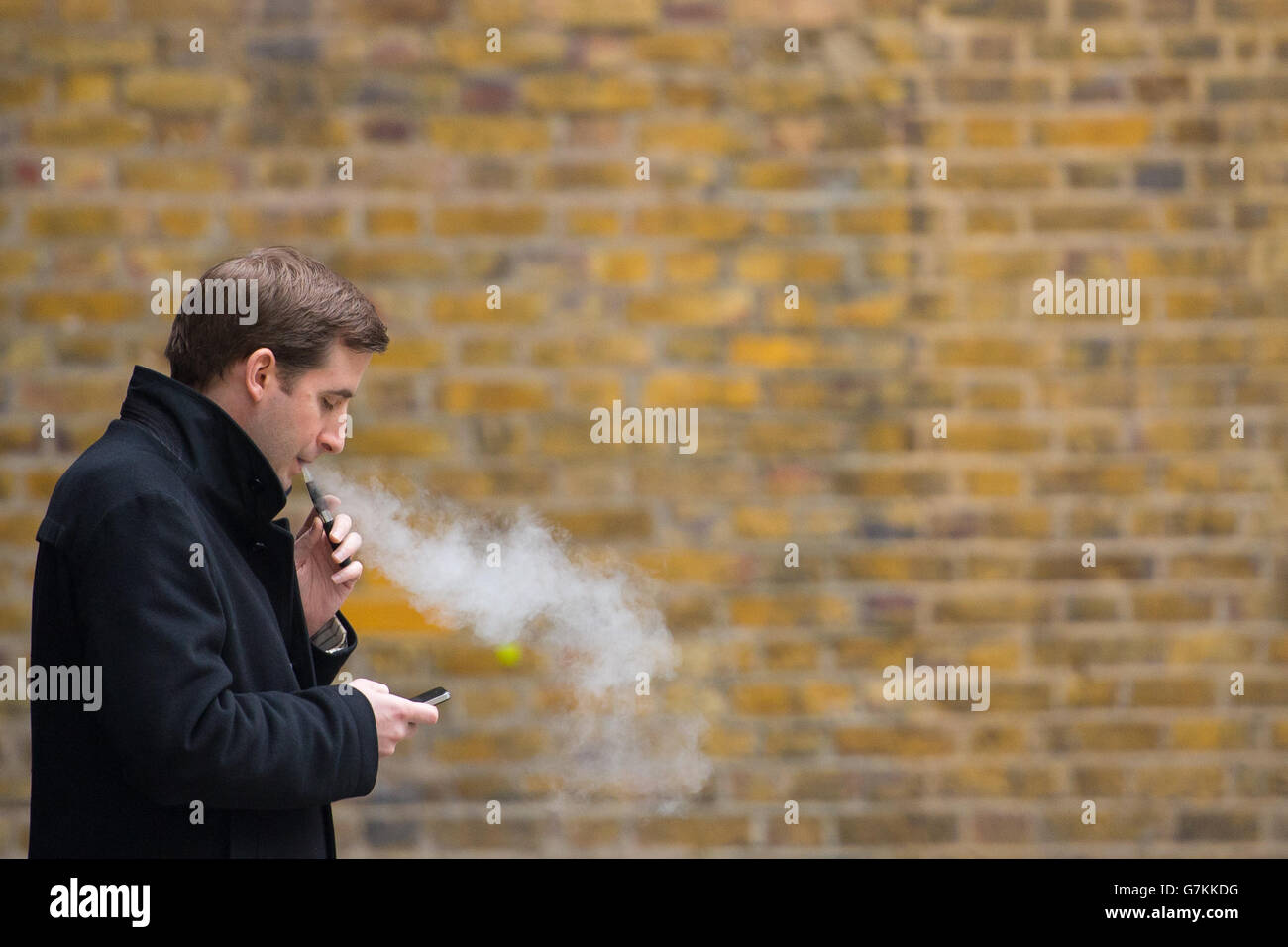 Un homme fume une cigarette électronique. APPUYEZ SUR ASSOCIATION photo. Date de la photo: Vendredi 16 janvier 2015. Le crédit photo devrait se lire comme suit : Dominic Lipinski/PA Wire Banque D'Images