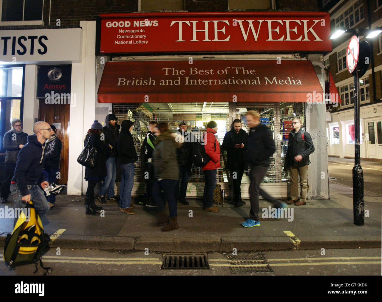 Les gens font la queue devant les agents de nouvelles Good News à Soho, Londres, attendant d'acheter une copie du magazine satirique français Charlie Hebdo. APPUYEZ SUR ASSOCIATION photo. Date de la photo: Vendredi 16 janvier 2015. Le crédit photo devrait se lire: Yui Mok/PA Wire Banque D'Images