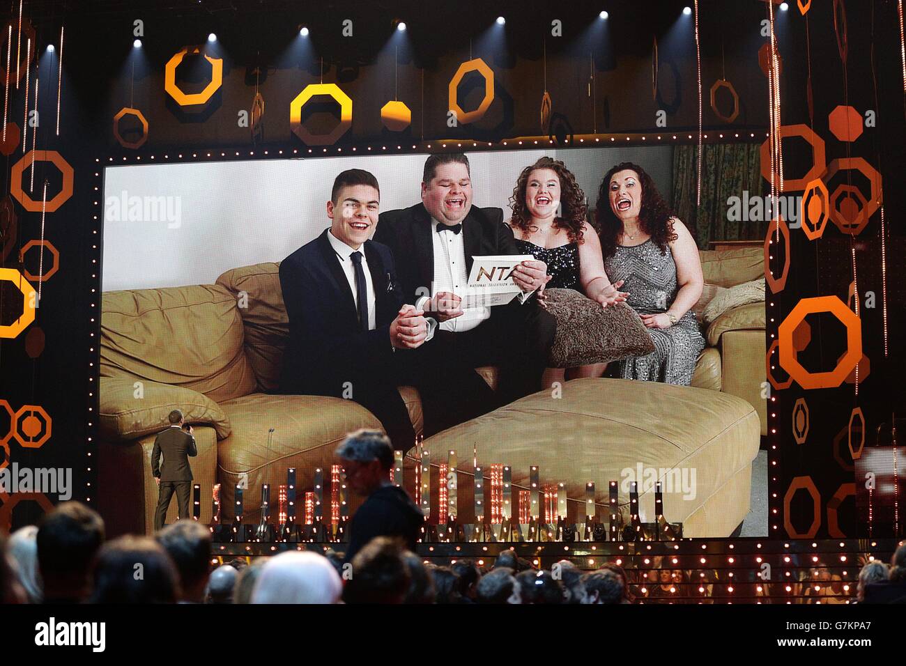 La famille Tapper de Gogglebox présente le prix du Multi Channel Award lors des National Television Awards 2015 à l'O2 Arena, Londres. Banque D'Images