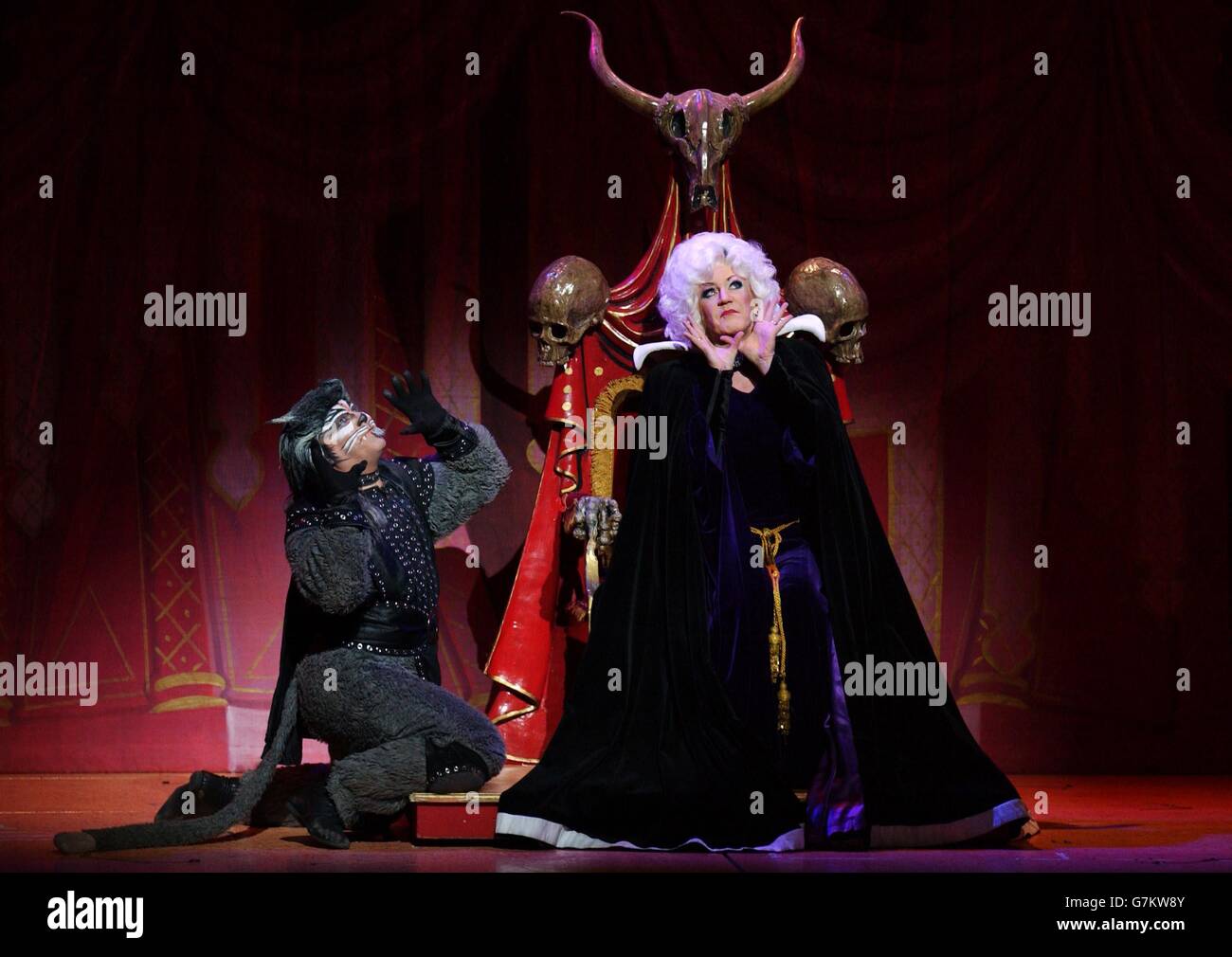Sean Canning A Gauche En Tant Que Viande De Chat Et Lily Savage Egalement Connu Sous Le Nom De Paul O Grady Se Produit En Tant Que Reine De Mechants Photo Stock Sean Canning A Gauche En Tant Que Viande De Chat Et Lily Savage Egalement Connu Sous Le Nom De Paul O Grady Se Produit En Tant Que Reine De Mechants Photo Stock