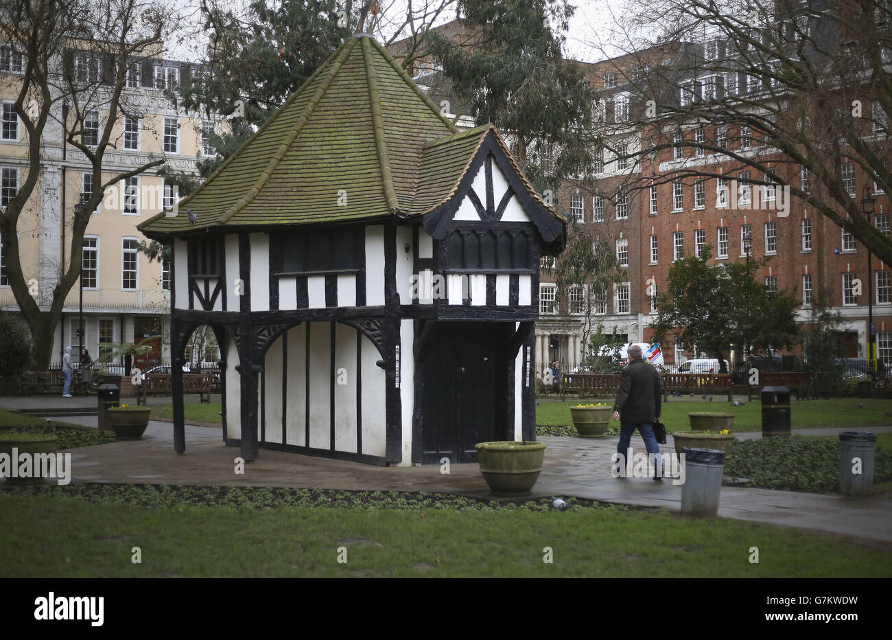 Soho stock - Londres.Un homme marche à travers Soho Square Gardens à Soho, dans le centre de Londres. Banque D'Images