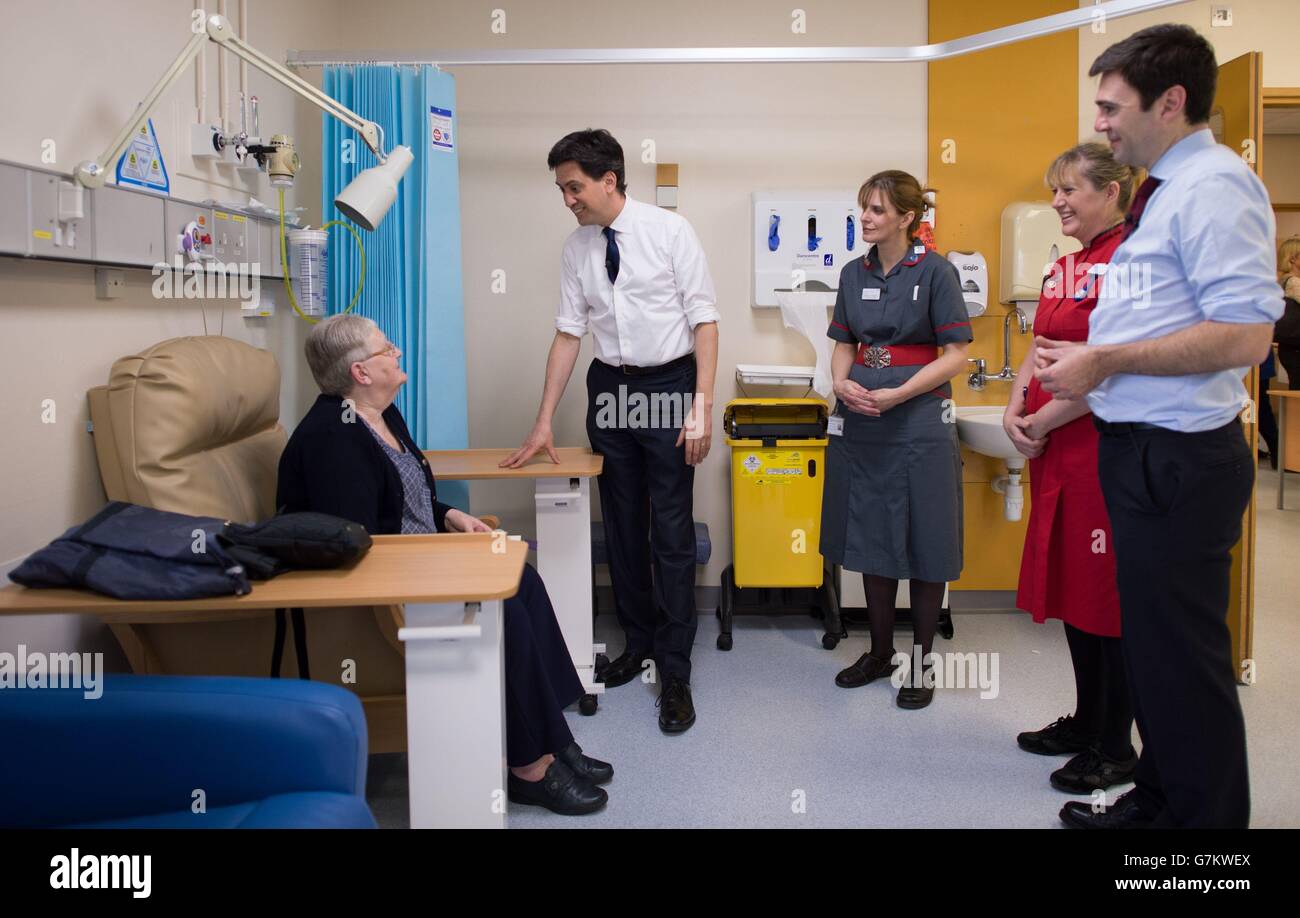 Le chef du travail, Ed Miliband (deuxième à gauche), et le secrétaire de la santé fantôme, Andy Burnham (à droite), rencontrent le personnel et les patients de l'unité de soins ambulatoires et de l'unité de soins aigus lors d'une visite à l'hôpital George Eliot de Nuneaton. Banque D'Images