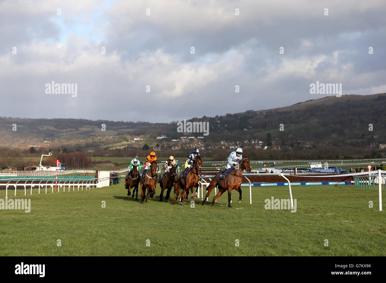 Stilletto monté par Tom O'Brien (à droite) mène le terrain pendant L'obstacle des novices de Neptune Investment Management Banque D'Images