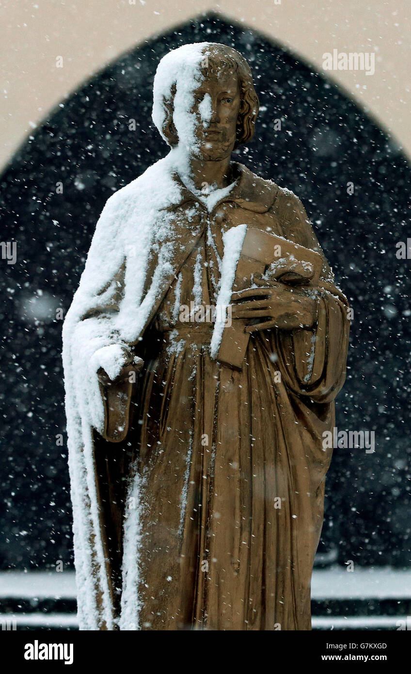 Une statue de Saint-Joseph à l'église St-Joseph dans l'ouest de Belfast, comme une alerte météo orange est annoncée en Irlande du Nord. Banque D'Images