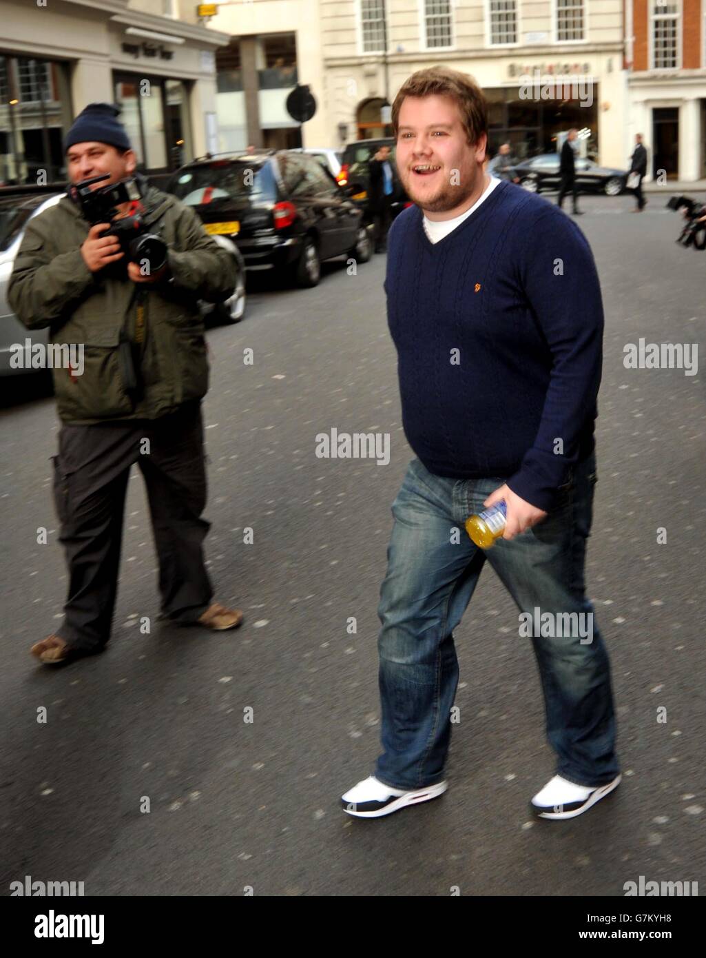 James Corden laissant le Mayfair Hotel London et aller à sainsburys pour obtenir son repas. Banque D'Images