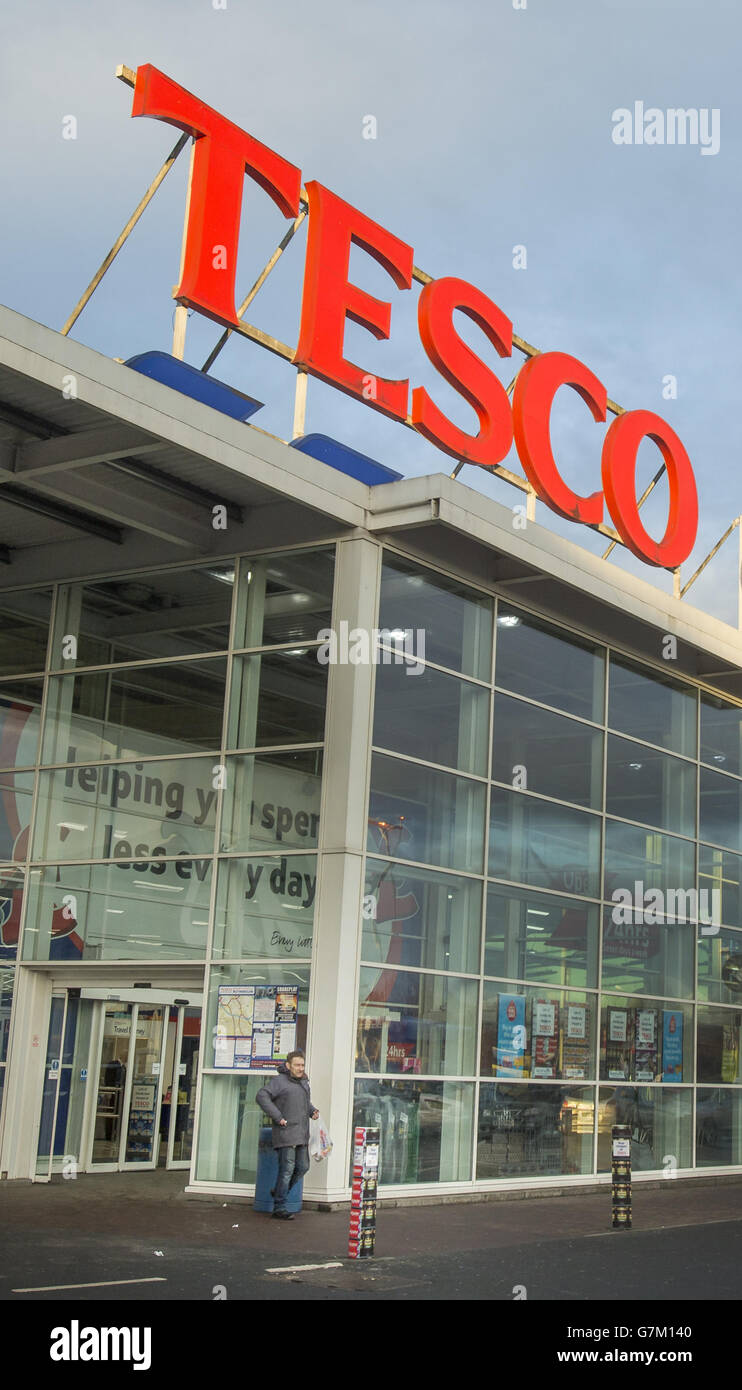 Un magasin Tesco Extra à Glasgow en tant qu'enquête officielle doit être lancé sur les pratiques au supermarché, y compris tout retard dans les paiements aux fournisseurs. Banque D'Images