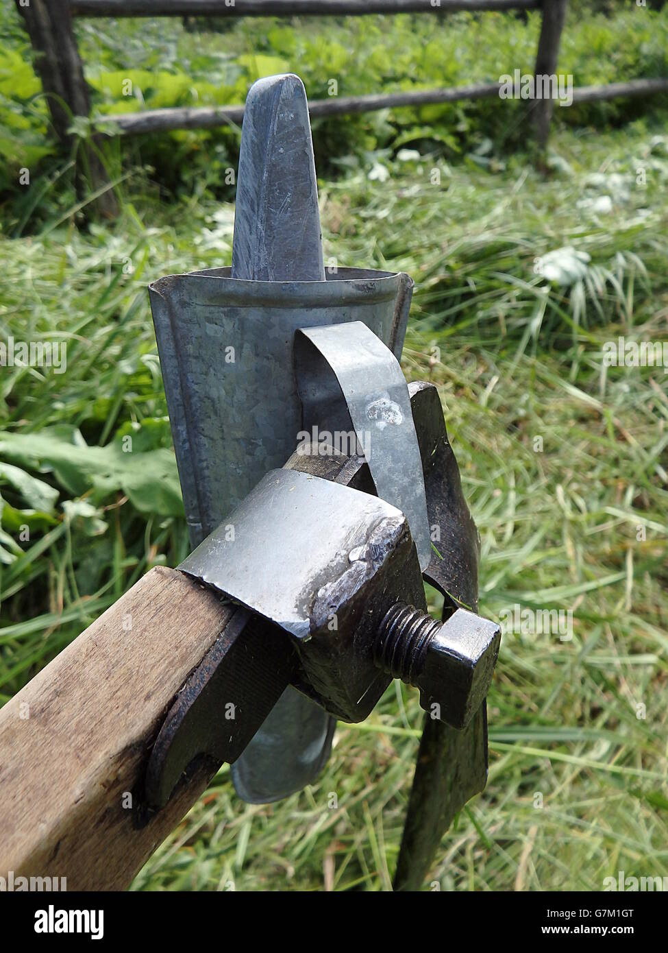 Par contre, l'outil agricole ,faux faux vieux outils agricoles Photo Stock  - Alamy