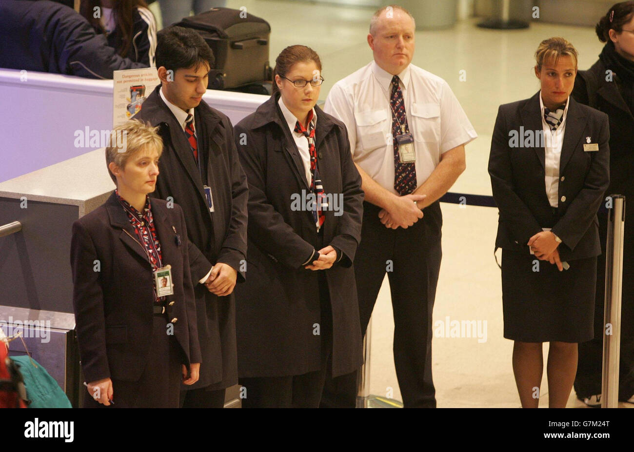 Désastre du tsunami dans l'océan Indien - Silence.Le personnel de British Airways du terminal 1 de Heathrow se met à la tête à midi en souvenir des victimes du tsunami. Banque D'Images