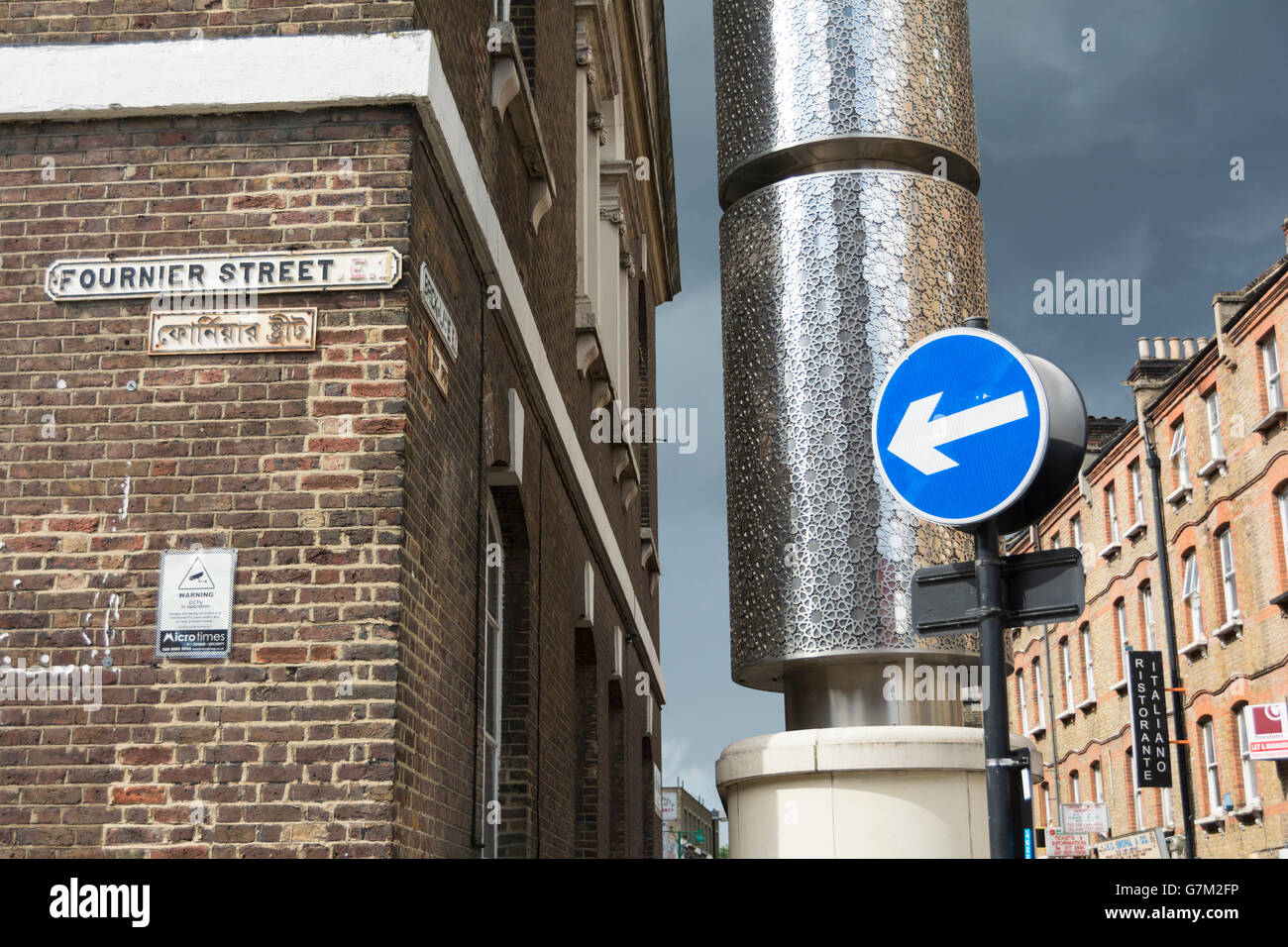 One way sign sur Brick Lane à l'extérieur Jamme Masjid mosquée, London, UK Banque D'Images