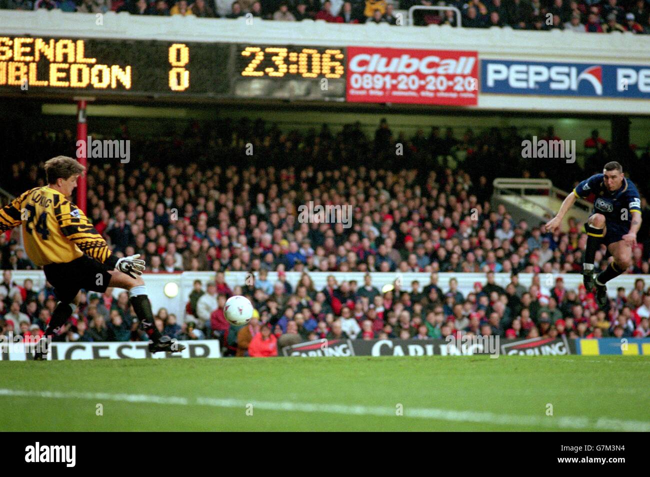 Football - Carling Premier League - Arsenal / Wimbledon.Vinnie Jones marque le but gagnant de Wimbledon contre Arsenal Banque D'Images