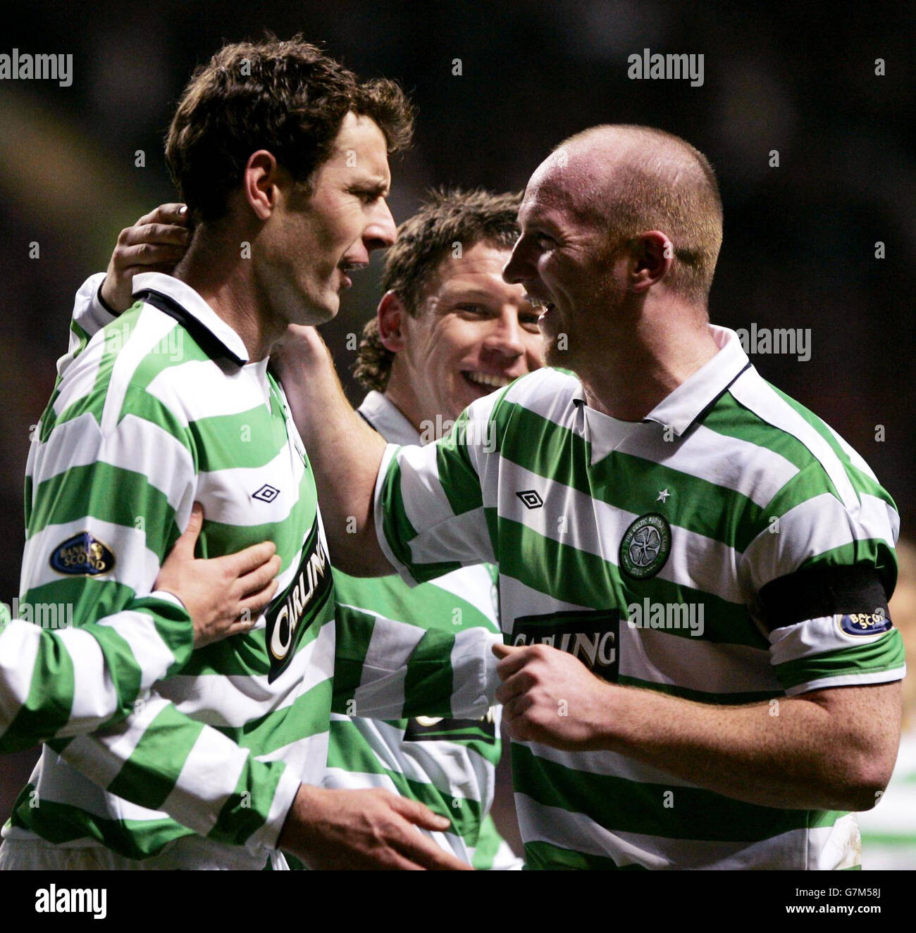 Chris Sutton (à gauche) du Celtic célèbre après avoir obtenu son score contre Livingston avec son coéquipier John Hartson. Banque D'Images